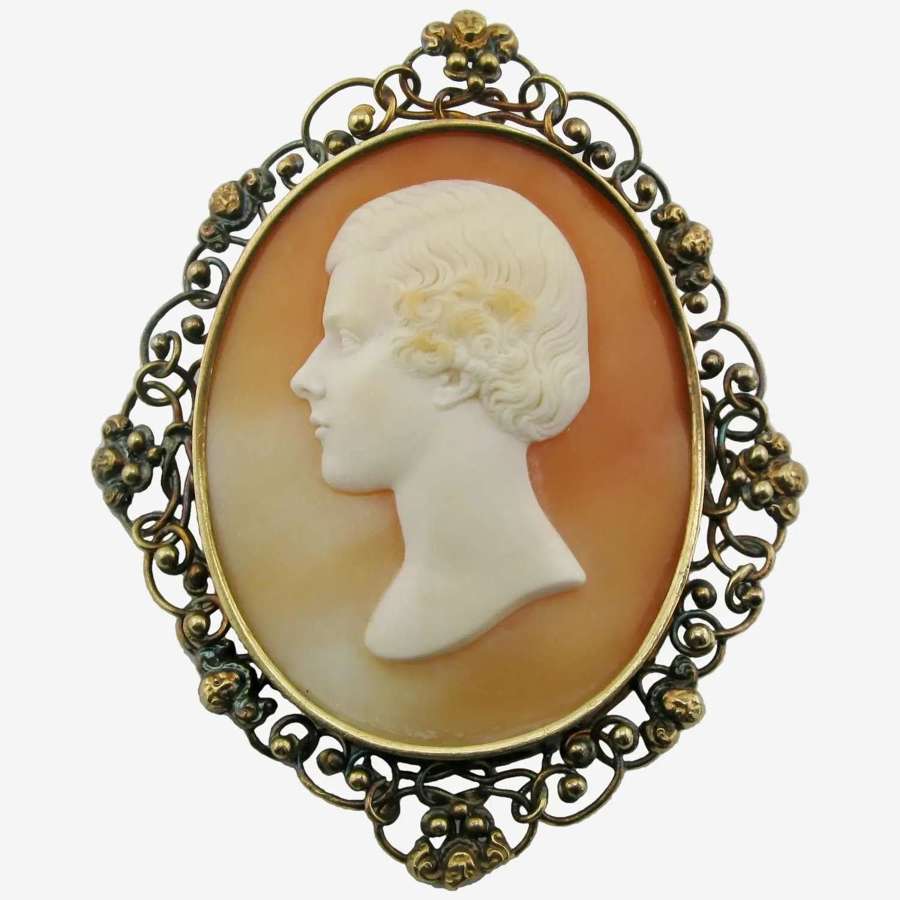Saulini workshop signed cameo of a lady 14k gold brooch