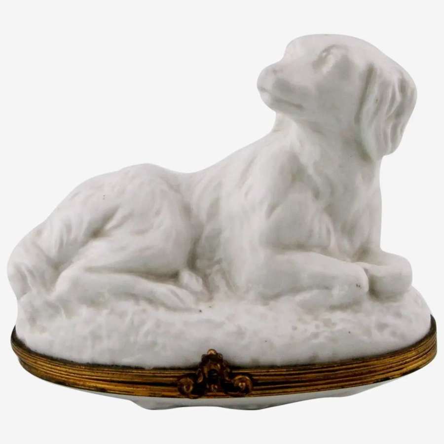 18th-century Mennecy-style bonbonniere of a spaniel dog