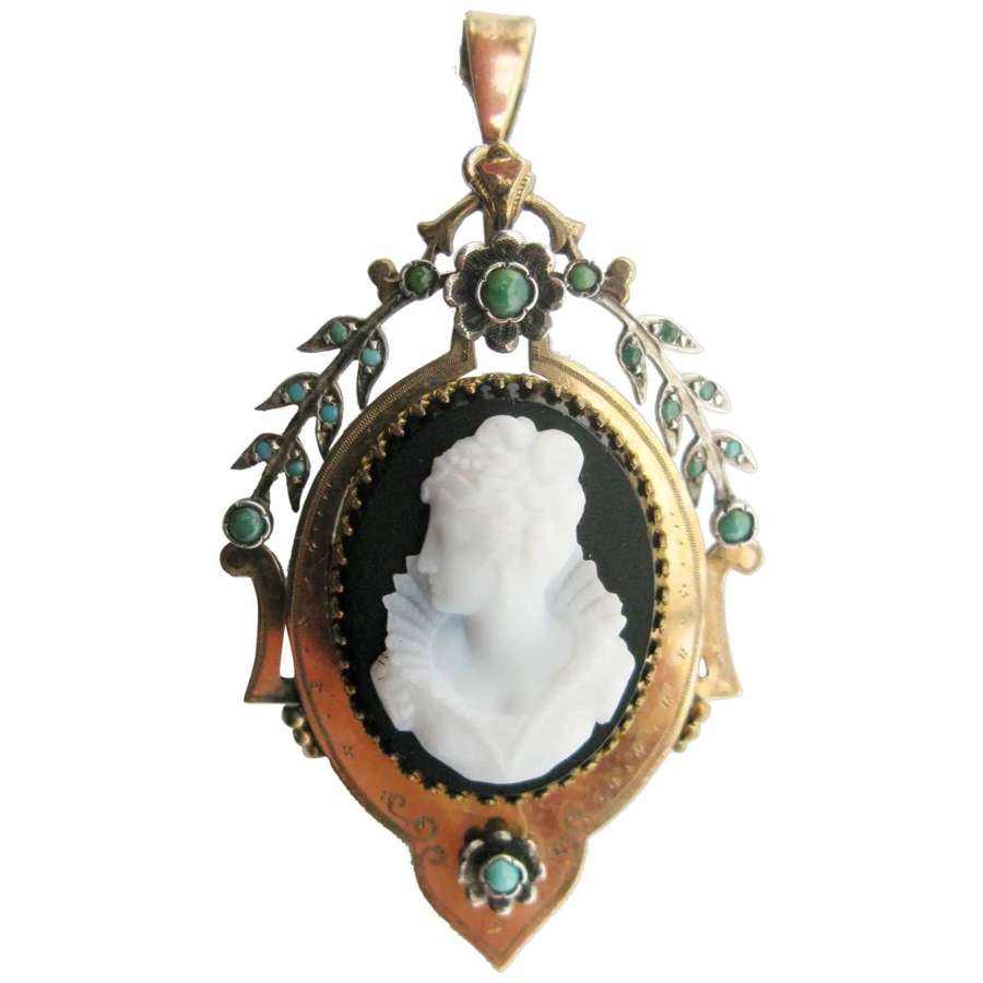Antique onyx hardstone cameo brooch or pendant of an Elizabethan lady