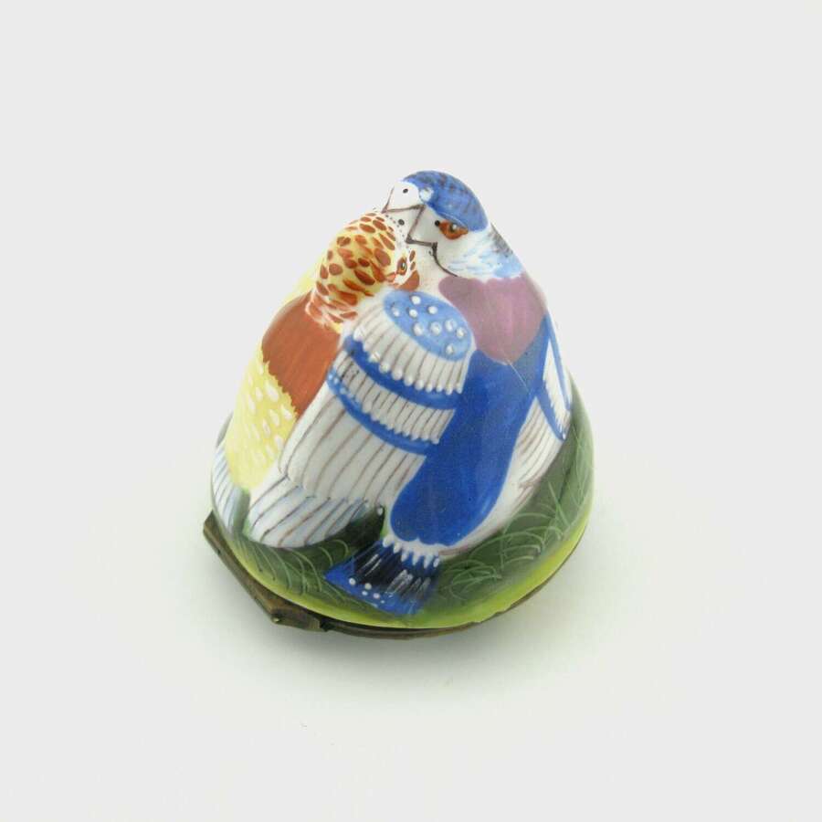 Fine enamel bonbonniere of lovebirds, probably 18th century Bilston