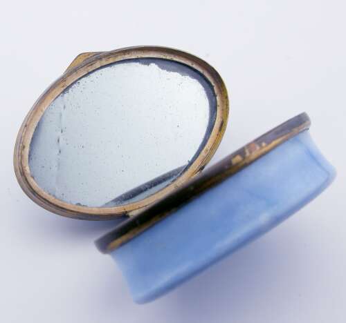 Rare 18th century English enamel patch box South Staffordshire Bilston