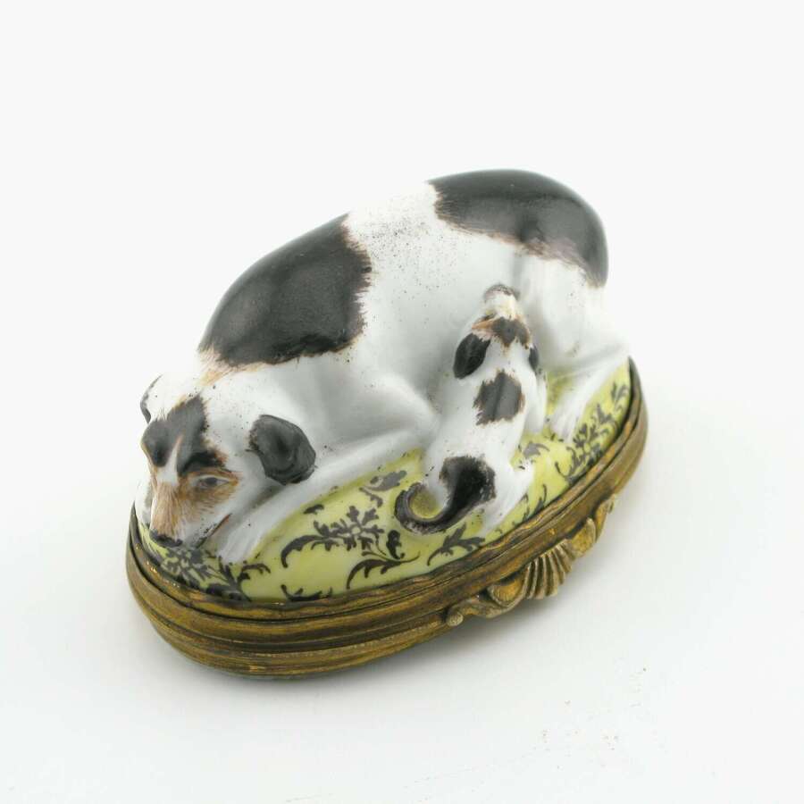 French 18th century Mennecy porcelain snuff box/bonbonniere dog and puppy