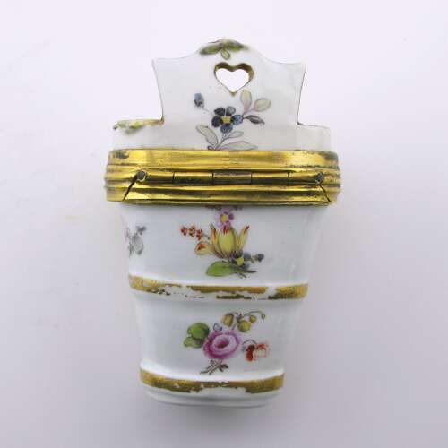 18th century Meissen porcelain patch/beauty spot box, circa 1750