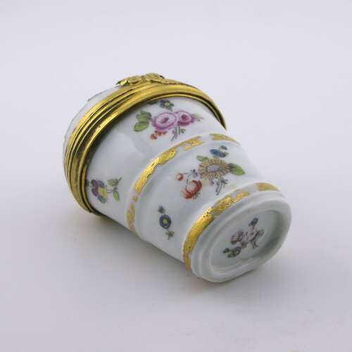 18th century Meissen porcelain patch/beauty spot box, circa 1750