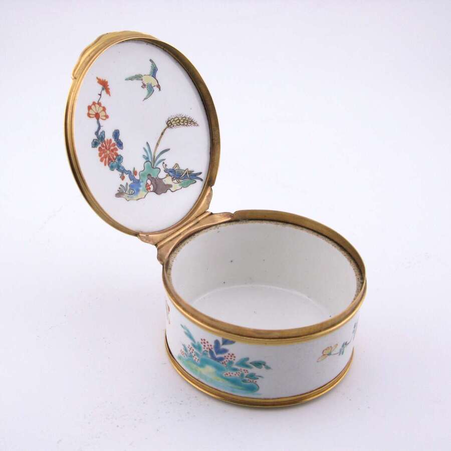 Chantilly Porcelain Snuff Box Gold Mounts Kakiemon Colours Chinoiserie French 18th Century